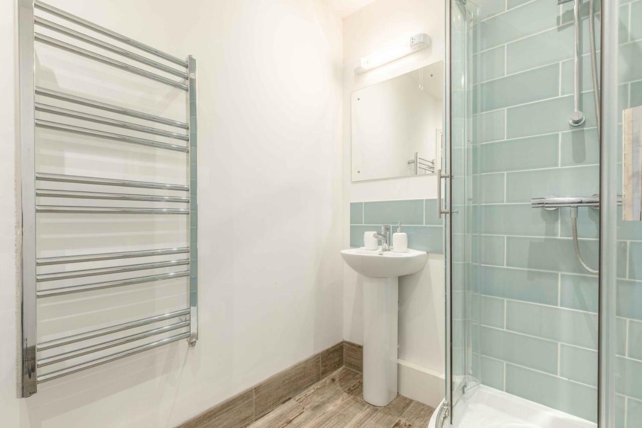 Modern Apartment Within Short Walk Of The Castle, High Street And Long Walk - Free Parking Windsor Exterior photo
